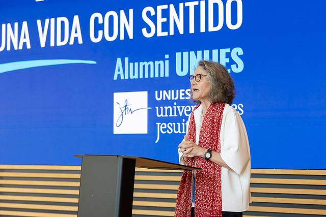 Una mujer habla en un evento sobre el tema de vivir con propósito.