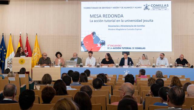 Una mesa redonda sobre la acción tutorial en la universidad jesuita con varios ponentes y un público atento.