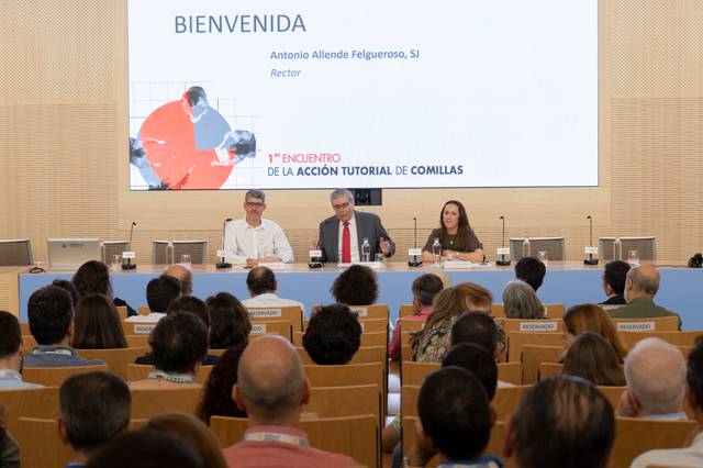 Una reunión en la que se da la bienvenida a los participantes del encuentro sobre acción tutorial en Comillas.