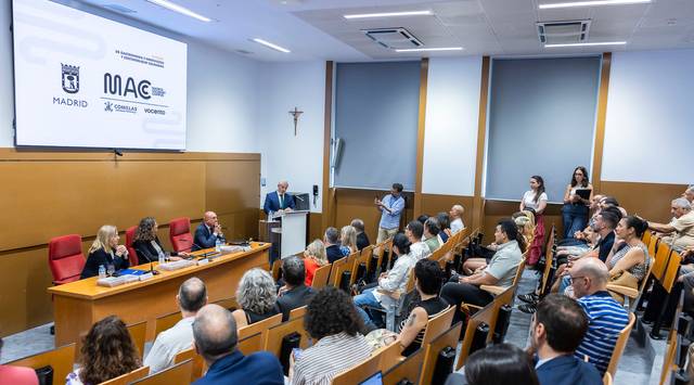 Una conferencia se lleva a cabo ante una audiencia en un salón de actos.