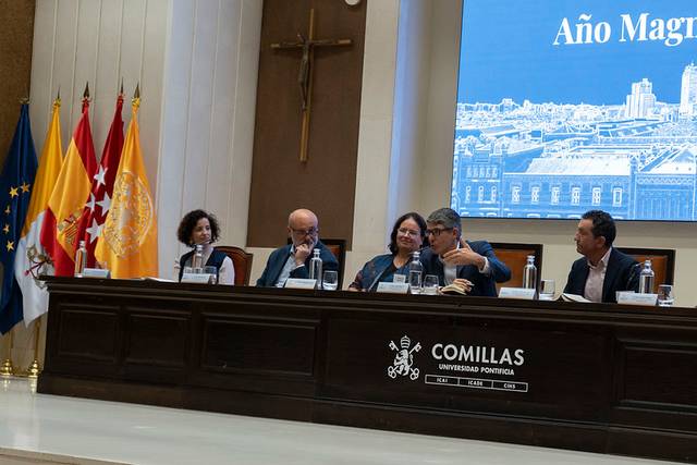 Un panel de expertos discute en un evento académico en una institución educativa.
