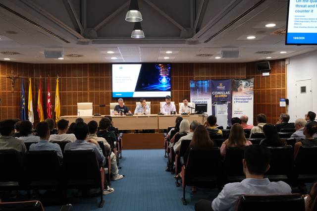 La imagen muestra a un grupo de panelistas discutiendo frente a una audiencia en un evento académico.