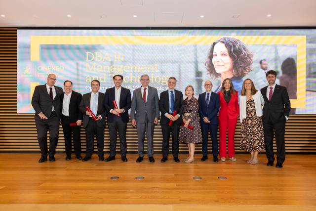 Fotografía de un grupo de personas posando en un evento institucional relacionado con un programa de doctorado en gestión y tecnología.