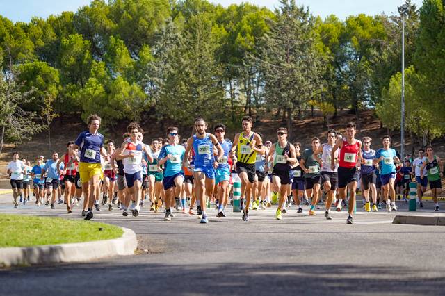 Un grupo de corredores participando en una carrera al aire libre.