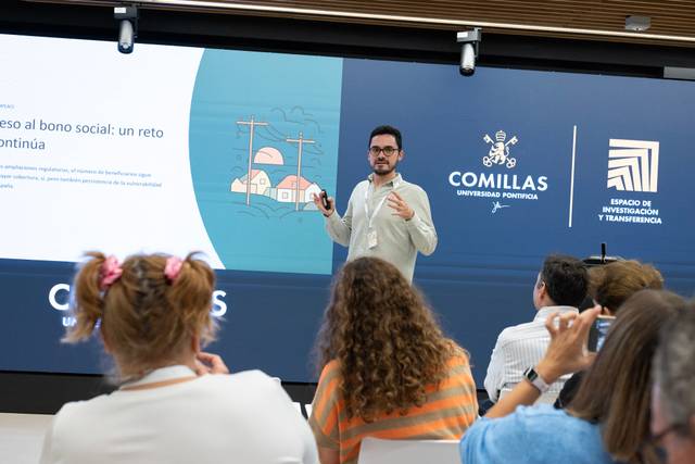 Un hombre se presenta en una conferencia en la Universidad Pontificia Comillas sobre el acceso al bono social.