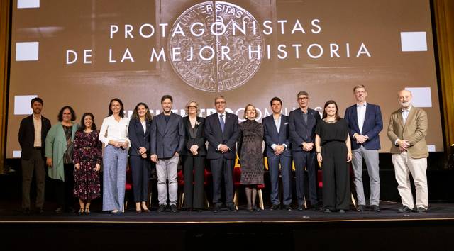 Un grupo de personas posando en un evento con un fondo que dice 'Protagonistas de la mejor historia'.