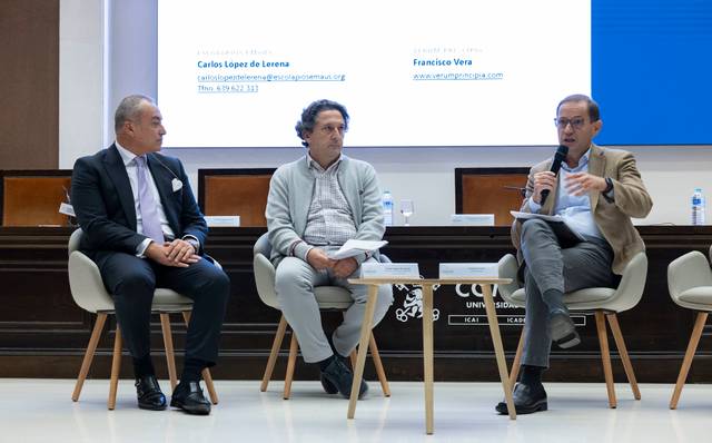 Tres hombres sentados en un panel de discusión en un evento.