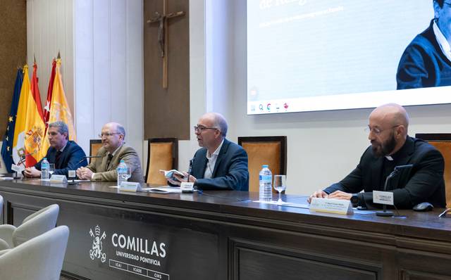 Cuatro ponentes participan en una mesa redonda en la Universidad Pontificia Comillas.