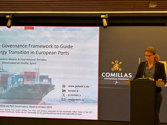 Una mujer presenta un seminario sobre la transición energética en puertos europeos en un evento académico.