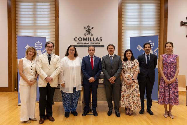 Un grupo de personas posando en el interior de un edificio de la Universidad Pontificia Comillas.