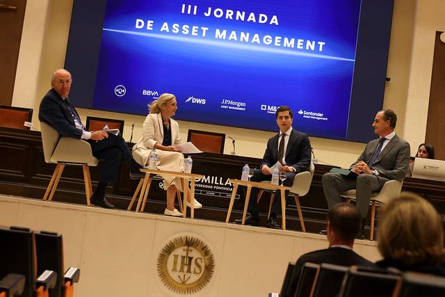 La imagen muestra un panel de discusión durante la III Jornada de Asset Management, con cuatro ponentes sentados en un escenario.