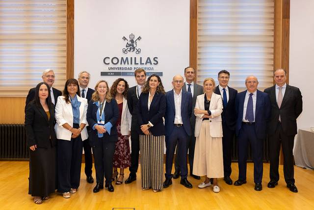 Un grupo de personas posando en un evento en la Universidad Pontificia Comillas.