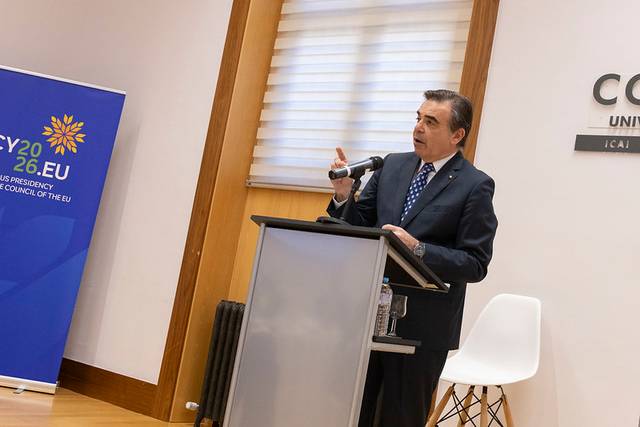 Un hombre está hablando en un podio durante un evento relacionado con la presidencia del Consejo de la Unión Europea.