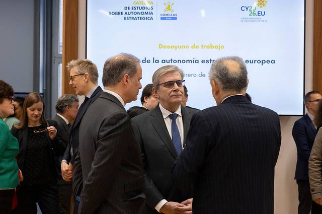 Un grupo de profesionales conversa durante un desayuno de trabajo sobre la autonomía estratégica europea.