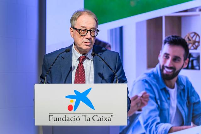 Un orador presenta un discurso en un evento de la Fundación 'la Caixa'.