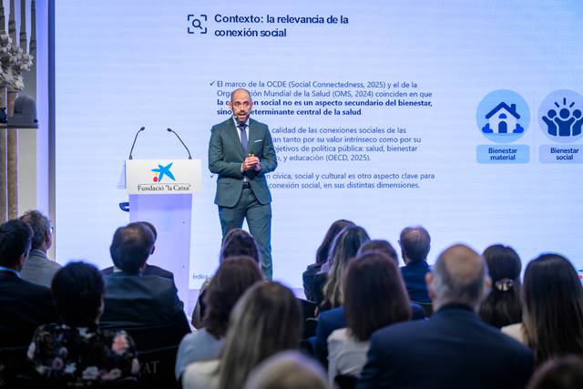 Un conferenciante presenta información sobre la conexión social y su relevancia en el bienestar en un evento.