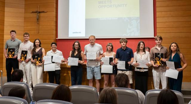 Un grupo de estudiantes posan con certificados en un evento de ceremonia de premiación.