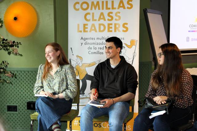 Un grupo de jóvenes sentados en una sala durante un evento de formación.