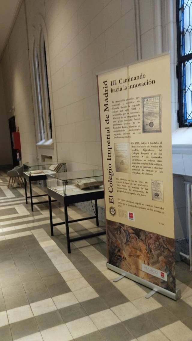 Un cartel informativo sobre el Colegio Imperial de Madrid en un espacio expositivo.