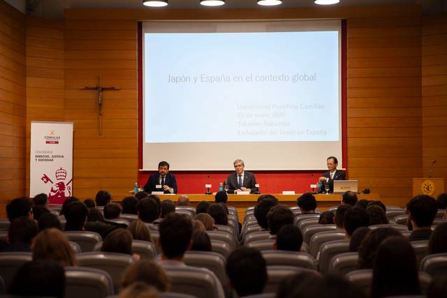 Tres ponentes están presentando en una conferencia titulada 'Japón y España en el contexto global' ante una audiencia en un auditorio.