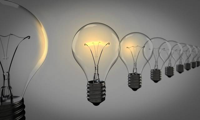 Una serie de bombillas encendidas y apagadas en una línea diagonal.