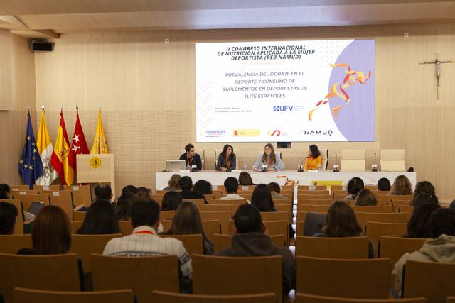 El congreso internacional sobre nutrición y deporte reúne a expertos en un auditorio lleno de asistentes.