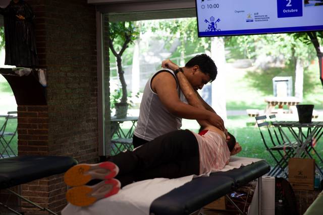 Un fisioterapeuta está brindando un tratamiento a un paciente en una clínica.