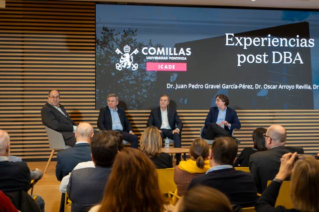 Un panel de expertos discute sobre experiencias post DBA en un evento académico.