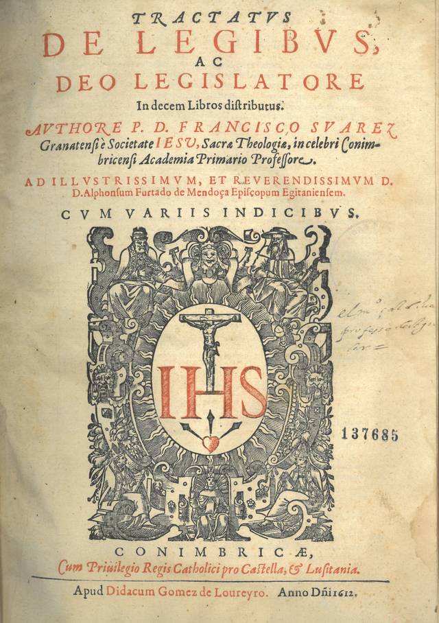 La imagen muestra la portada de un tratado sobre legisladores, con un elaborado diseño en su parte superior e insignias religiosas.