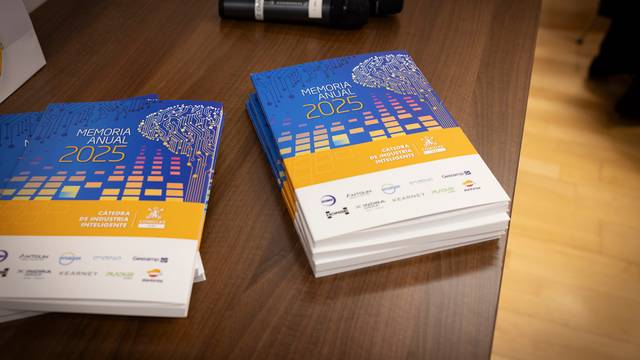Una pila de documentos titulados 'Memoria Anual 2025' sobre una mesa.
