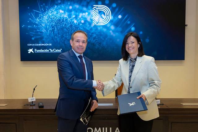 Dos personas se estrechan la mano en un acto formal de colaboración.