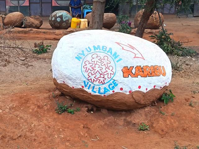 Una roca pintada que da la bienvenida al pueblo de Nyumbani.