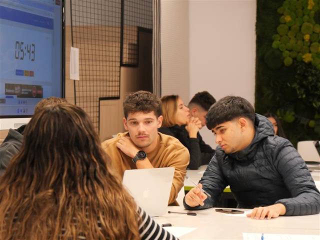 Alumnos de Fisio en comillas conecta lab