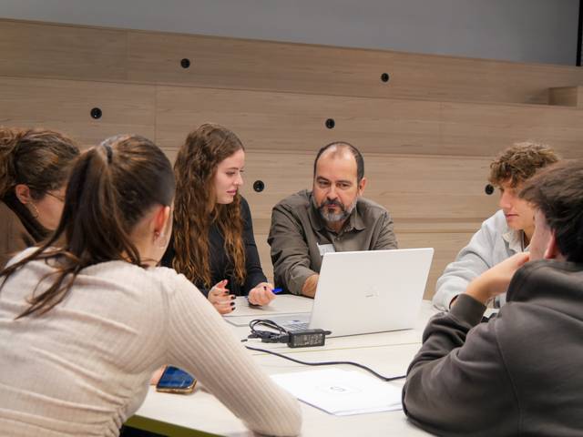 Manuel Lara con alumnos de fisioterapia