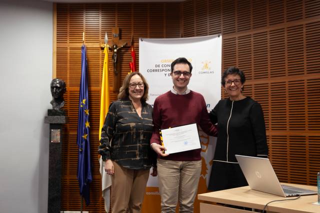 Una persona recibe un certificado de manos de dos mujeres en un evento oficial.