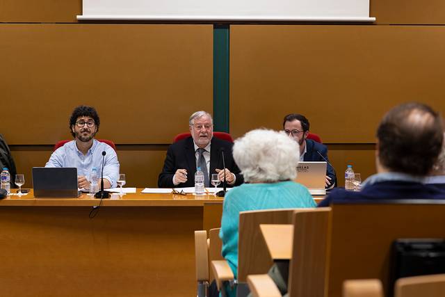 Una reunión en una sala con varios ponentes presentando ante la audiencia.