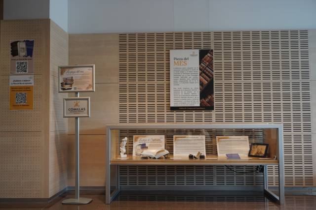 Un espacio expositivo que muestra libros y bienes culturales en un ambiente moderno.