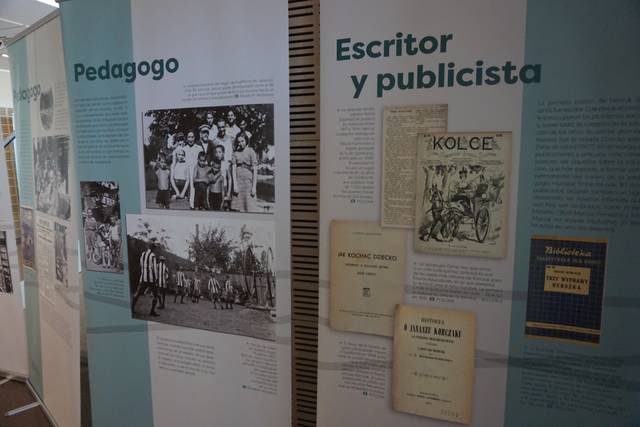 La imagen muestra paneles informativos sobre un pedagogo y un escritor-publicista con fotografías y documentos relacionados.
