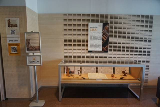Exhibición de piezas del mes en un espacio cultural.