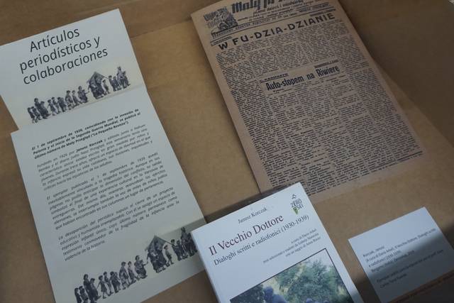 La imagen muestra varios documentos impresos sobre artículos periodísticos y colaboraciones en una caja.
