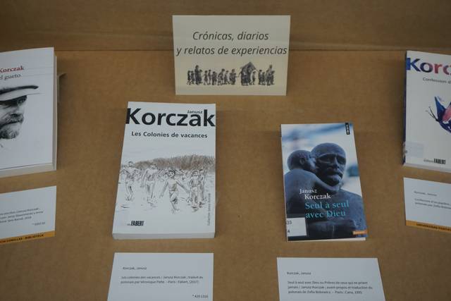 Exposición de libros relacionados con Janusz Korczak sobre crónicas y experiencias.