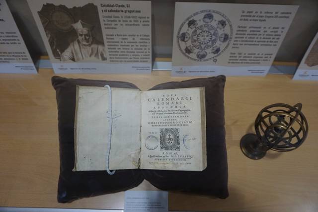 Un libro antiguo titulado 'Calandri' sobre un cojín, exhibido en un museo.