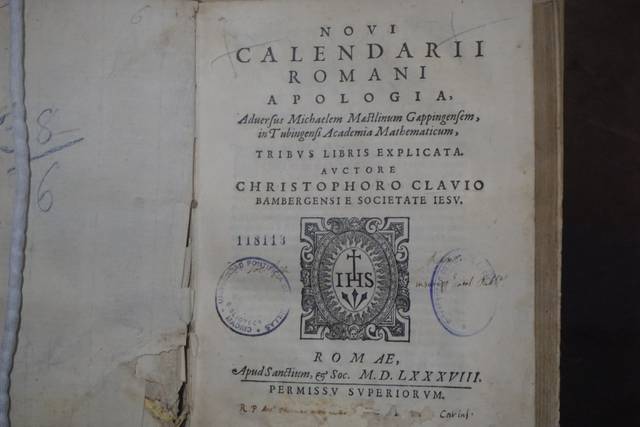 Imagen de un libro antiguo titulado 'Novi Calendarii Romani Apologia'.