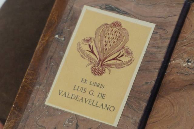 Un ex libris con el nombre de Luis G. de Valdevellano y un diseño ornamental.