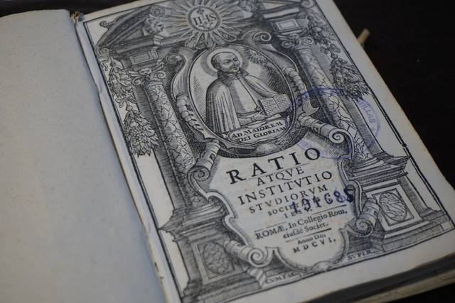 La imagen muestra la portada de un libro antiguo titulado 'Ratio atque institutio studiorum'.
