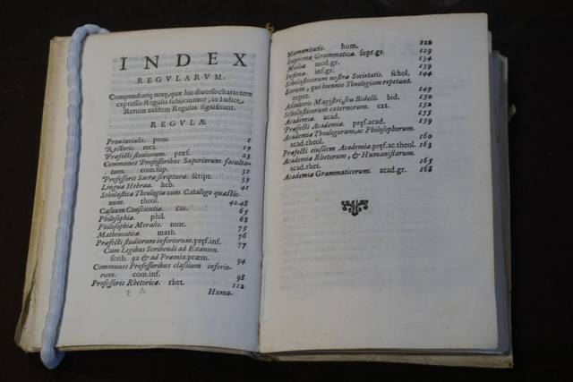 Un libro antiguo abierto que muestra el índice de sus contenidos.