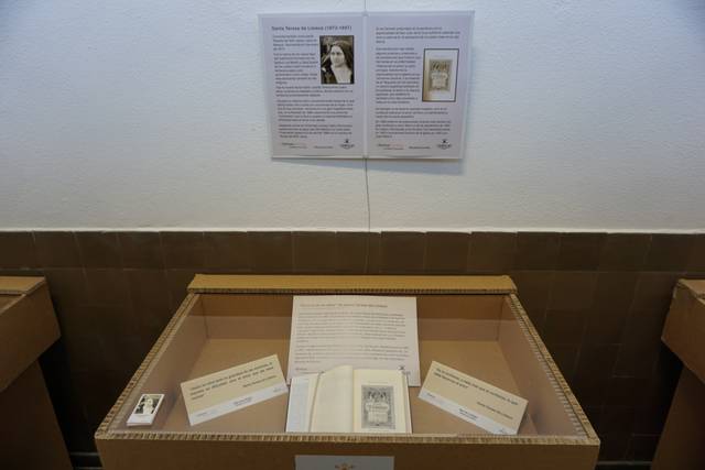 La imagen muestra una exposición en cajas de exhibición con documentos y fotografías sobre una figura histórica.