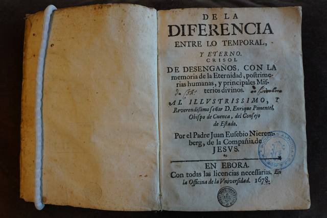Un libro antiguo abierto que muestra una página con texto en castellano sobre la diferencia entre lo temporal y lo eterno.