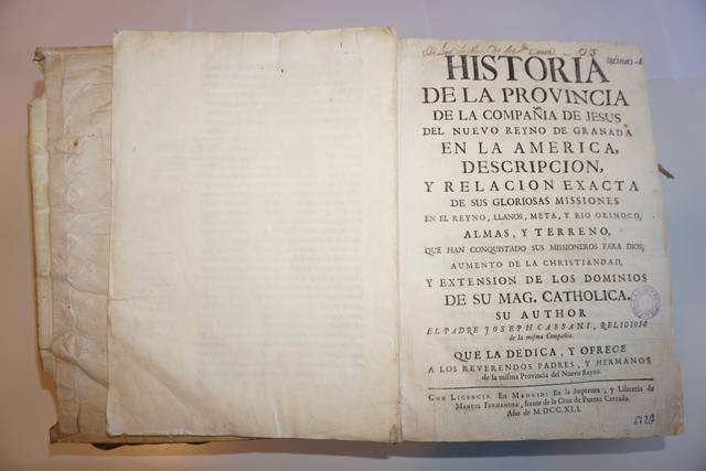 Un libro antiguo titulado 'Historia de la Provincia de la Compañía de Jesús del Nuevo Reino de Granada en la América'.
