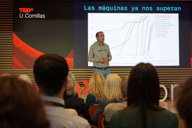 Un ponente habla sobre cómo las máquinas nos superan ante una audiencia en un evento TEDx.